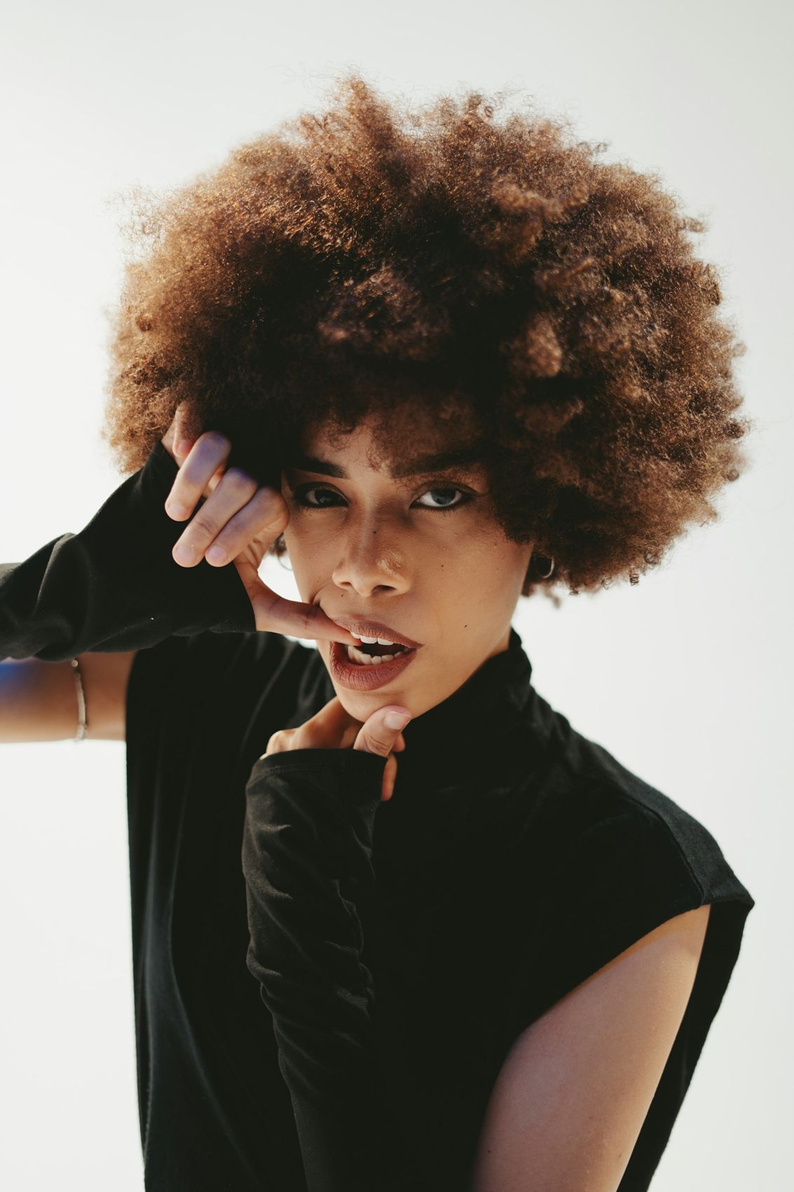 Une personne aux cheveux afro